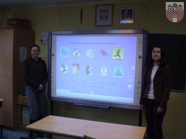 : Na fot. Od lewej Dominika Chwastek, po prawej Dorota Kyrcz przy tablicy interaktywnej wykorzystywanej w Gimnazjum im. Jana Pawła II w Żarkach